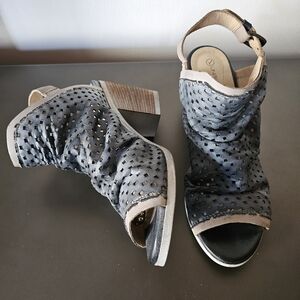 Unity In Diversity Freita leather grey Sandal Sz 41 9.5 or 10 US 3" heel western